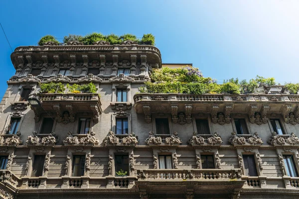 Une partie de la façade d'un bâtiment historique art nouveau à Milan, Italie avec ciel bleu et espace de copie — Photo