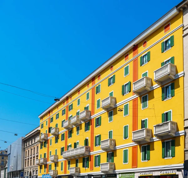 En stadsgata med livfulla och färgglada byggnader — Stockfoto