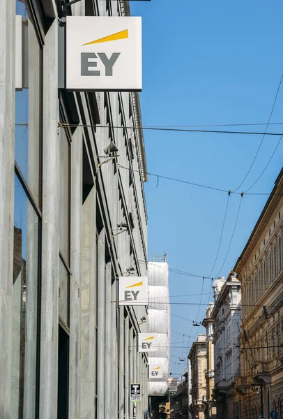 Ernst and Young sign on modern building facade — Stock Photo, Image