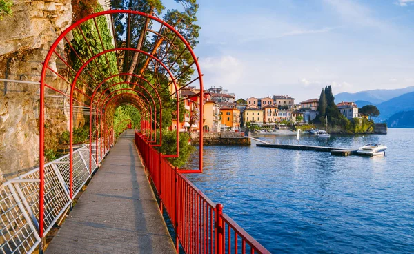 Czerwony ogród arch na wybrzeżu prowadząca do pięknego i zabytkowego miasta Varenna, na skraju jeziora Como w regionie Lombardia — Zdjęcie stockowe