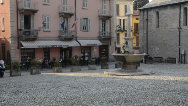 Touristes assis dans un café — Video