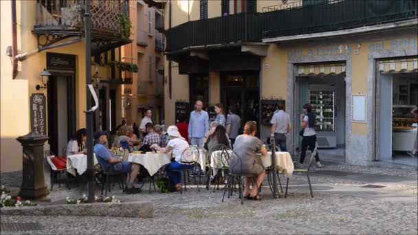 Turistas sentados en un café — Vídeo de stock