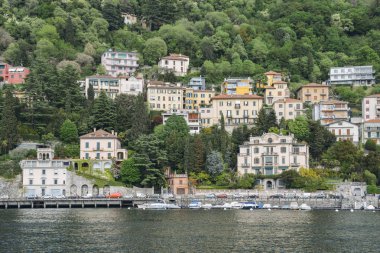 Antika geleneksel waterfront panoramik manzaralı evler görkemli Lake Como, Lombardiya, İtalya.
