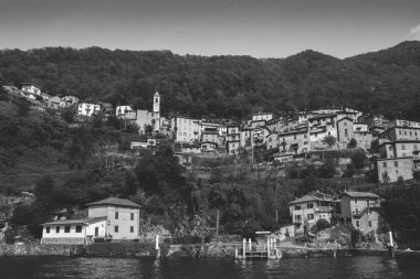 Antika geleneksel waterfront panoramik manzaralı evler görkemli Lake Como, Lombardiya, İtalya.