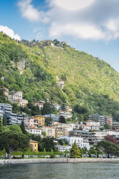 Panoramiczny widok na urocze waterfront tradycyjne domy na majestatyczne jezioro Como, Lombardia, Włochy. — Zdjęcie stockowe