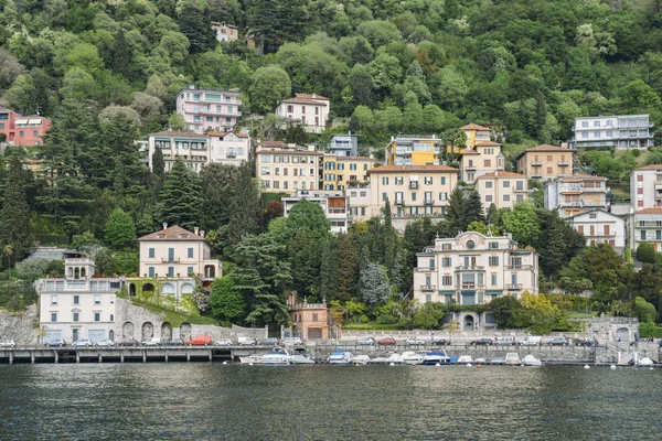 Panoramablick auf malerische traditionelle Häuser am Wasser am majestätischen Comer See, Lombardei, Italien. — Stockfoto