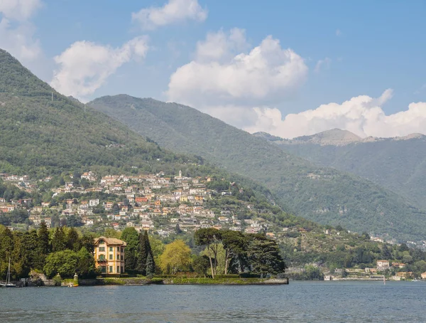 Panoramablick auf malerische traditionelle Häuser am Wasser am majestätischen Comer See, Lombardei, Italien. — Stockfoto