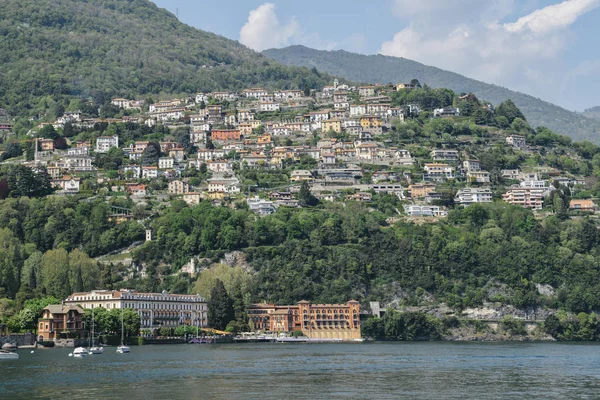 Panoramablick auf malerische traditionelle Häuser am Wasser am majestätischen Comer See, Lombardei, Italien. — Stockfoto