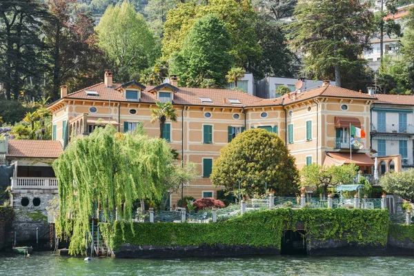 Vista panorâmica das pitorescas casas tradicionais à beira-mar no majestoso Lago de Como, Lombardia, Itália . — Fotografia de Stock