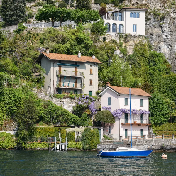 Casas à beira-mar tradicionais pitorescas no majestoso Lago de Como, Lombardia, Itália . — Fotografia de Stock