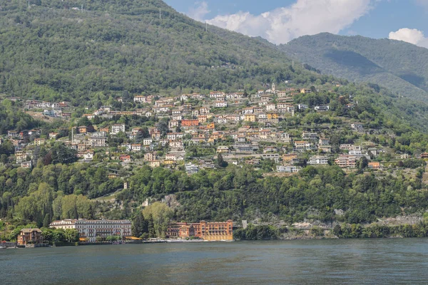 Panoramablick auf malerische traditionelle Häuser am Wasser am majestätischen Comer See, Lombardei, Italien. — Stockfoto