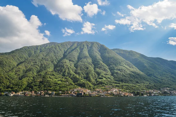 Πανοραμική θέα της γραφικό παραδοσιακή παραθαλάσσια σπίτια στη μαγευτική λίμνη Κόμο, Λομβαρδία, Ιταλία. — Φωτογραφία Αρχείου