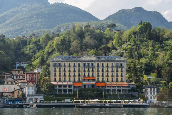 Fasady grand luksusowy hotel z widokiem na jezioro Como — Zdjęcie stockowe