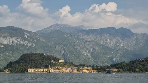 イタリアのコモ湖にベラージオの有名な町を囲む美しい山々 のパノラマ ビュー. — ストック写真