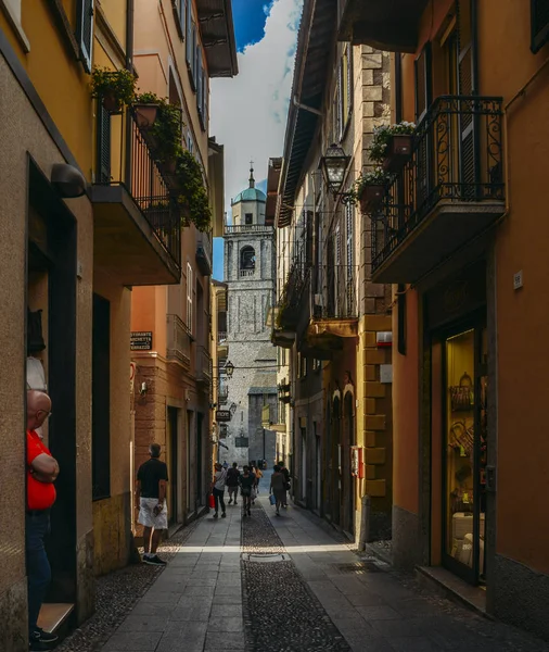 Small alleyway leading to the Church San Giacomo in Bellagio, lake Como, Italy — Stock Photo, Image