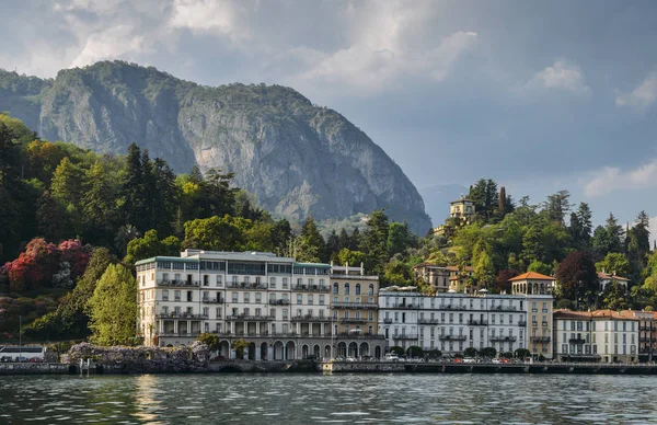 Vista de hotéis e villas ao longo do lago Como, Cadenabbia, Itália — Fotografia de Stock