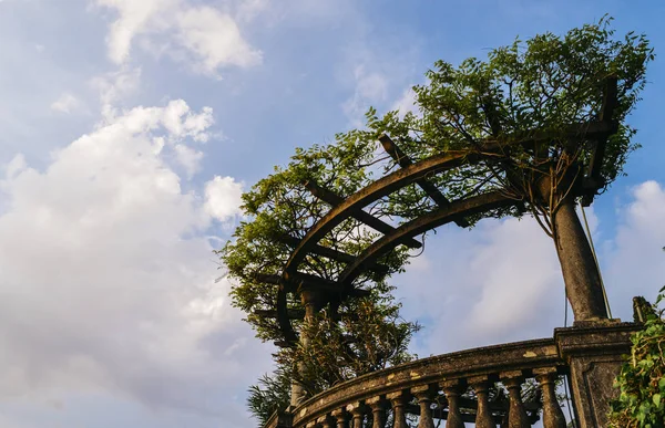 Punto panoramico classico nel giardino all'italiana con cielo blu e spazio copia . — Foto Stock