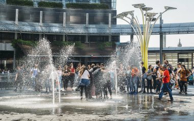 Milan, İtalya - 25 Nisan 2018: İnsanlar, Aulenti kare, çeşmeler, Porta Nuova iş bölgesinde modern gökdelenler çevrili yıkayın
