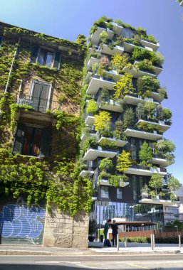 Bosco Verticale iki lüks konut kule Milans Porta Nuova bölgesinde yüzlerce ağaçlar ve balkon tesislerinde oluşan bir çift olduğunu