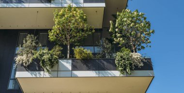 Bosco Verticale iki lüks konut kule Milans Porta Nuova bölgesinde yüzlerce ağaçlar ve balkon tesislerinde oluşan bir çift olduğunu