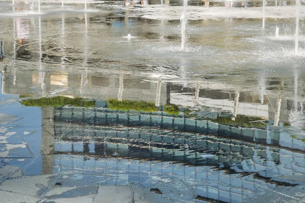 Yansıma çeşme su Gae Aulenti square, Milan, Lombardiya, İtalya.