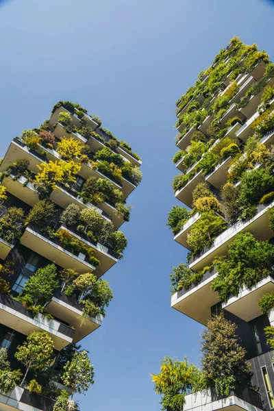 Bosco Verticale представляет собой пару двух элитных жилых туалетов в районе Milans Porta Nuova, состоящих из сотен деревьев и растений на балконах — стоковое фото