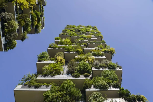 Bosco Verticale представляет собой пару двух элитных жилых туалетов в районе Milans Porta Nuova, состоящих из сотен деревьев и растений на балконах — стоковое фото