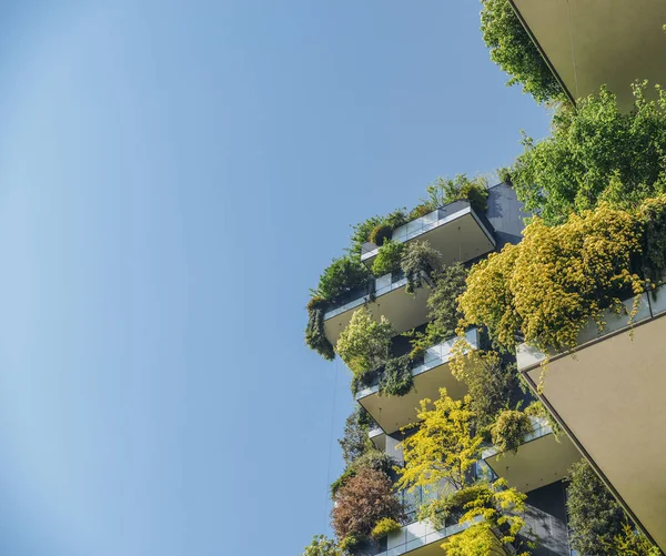 Bosco Verticale è una coppia di due torri residenziali di lusso nel quartiere Milans Porta Nuova composta da centinaia di alberi e piante nei balconi — Foto Stock