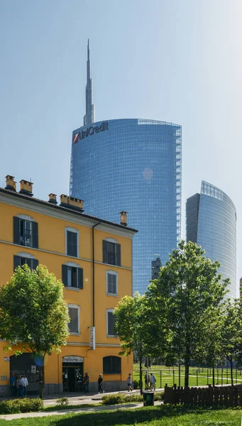 Juxtaposition ของอาคารดั้งเดิมของอิตาลีและอาคารยูนิเครดิต, หนึ่งในที่สูงที่สุดในเมือง — ภาพถ่ายสต็อก