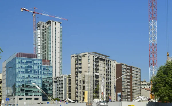 Massor av torn Byggår med kranar och byggnad med blå himmel bakgrund. — Stockfoto