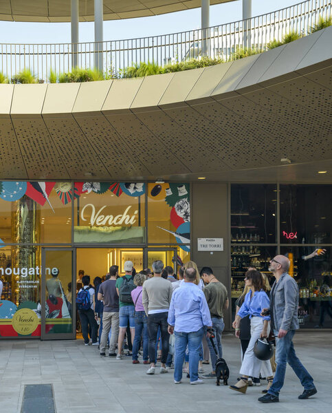 Люди встают в длинную очередь, чтобы купить мороженое в Венчи
