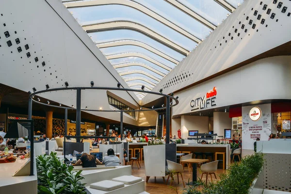 Winkelend publiek op de food court in de moderne City Life-winkelcentrum — Stockfoto