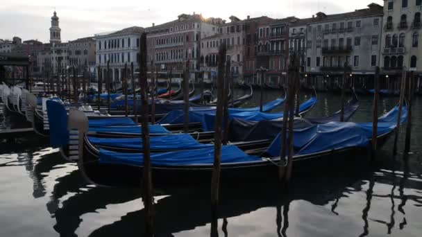 Traditionelle Gondelboote Auf Einem Kanal Venedig — Stockvideo