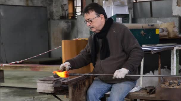 Murano Italië Maart 2018 Een Man Een Workshop Glas Materiaal — Stockvideo