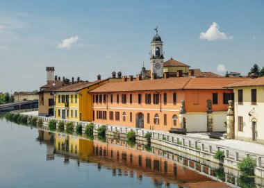 Cityscape GAGGIANO, Milan hemen dışında. Naviglio Grande kanal suyolu yansıyan renkli evleri