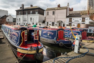 Dar bir kanal Birmingham demirledi tekne