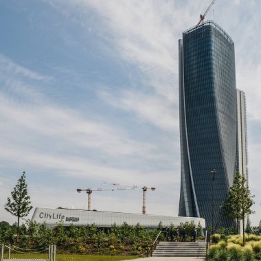 Citylife park Hadid ve arka planda Isozaki towers güneşli bir gün boyunca