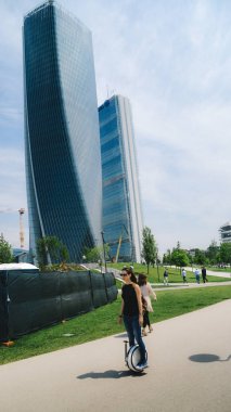 Genç kadın bir elektrik tek tekerlekli sirk bisikletine, olarak da bilinen bir kendi kendine karşı tek tekerlekli sirk bisikletine modern Park at binme