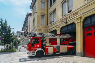 İtfaiye arabası bir itfaiye binası içinde park