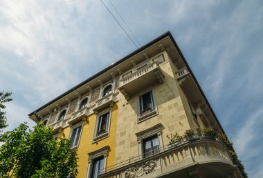 Canlı Akdeniz renkli sarı bina cephe ve balkon Milano, Lombardiya, İtalya