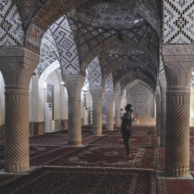 Bir kadın bir başörtüsü ile Nasır el-mülk cami Şiraz, İran, pembe Camii olarak da bilinir de dua ediyor