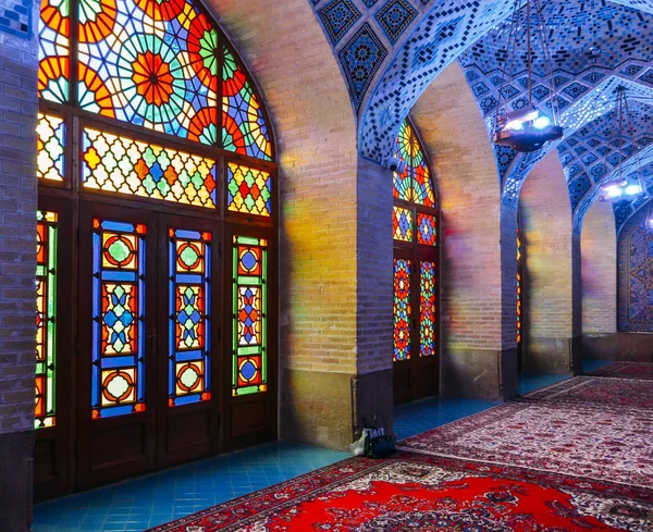 Mosquée Nasir Al-Mulk à Shiraz, Iran, également connue sous le nom de mosquée rose — Photo