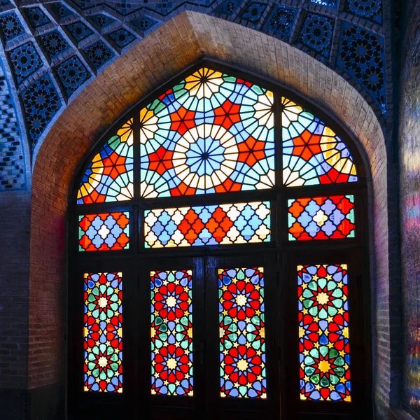 Mezquita Nasir Al-Mulk en Shiraz, Irán, también conocida como Mezquita Rosa — Foto de Stock