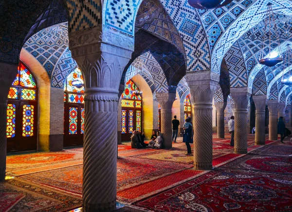Masjid Nasir Al-Mulk di Shiraz, Iran, juga dikenal sebagai Masjid Pink — Stok Foto