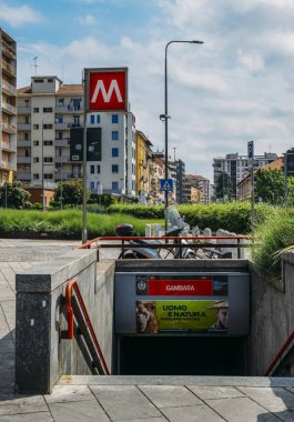 Gambara metro istasyonu girişi Milano dışında M1 hattı hizmet verme