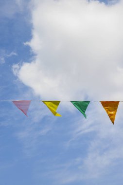 Mavi gökyüzü renkli şeritler.