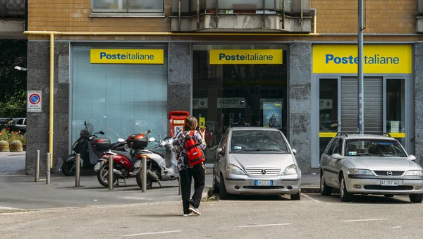 Sucursal Poste Italiane. Además de prestar servicios postales básicos, Poste Italiane SpA ofrece productos integrados como ahorros postales, logística y servicios financieros. —  Fotos de Stock