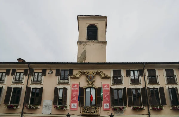 Vorbereitungen laufen in Abbiategrasso, um die Radfahrer willkommen zu heißen, die am Giro ditalia 2018 teilnehmen. Am 24. Mai starten die Radler auf der 18. Etappe von abbiategrasso — Stockfoto