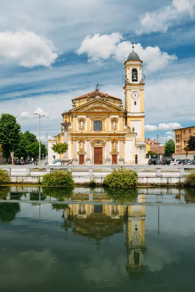 Gaggiano、ミラノ、ロンバルディア、イタリア: Santinvenzio、17 世紀の教会のファサード. — ストック写真