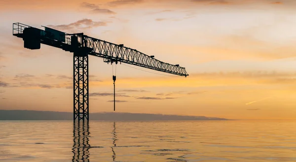 Grúa de construcción inundada con reflexión sobre el agua —  Fotos de Stock